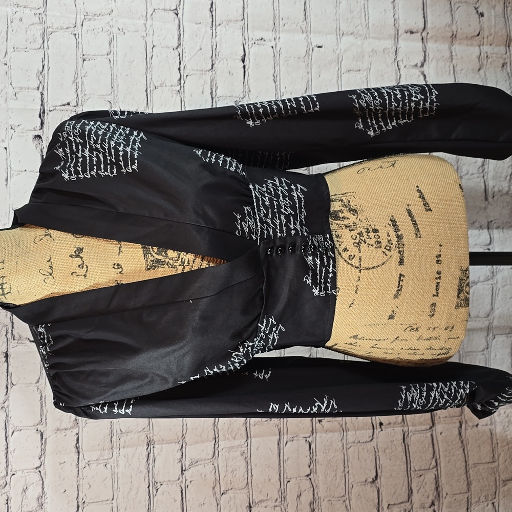 Koandaily Black and White Cropped Script Print Blouse Size M NWT